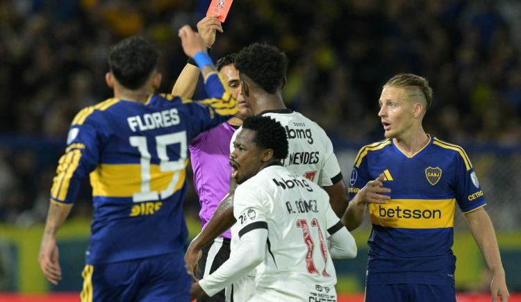 Imagen de Mazazo para Vasco: empujón al árbitro e insólita expulsión en La Bombonera