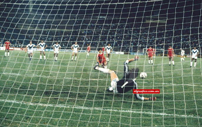 Imagen de Dirige en Primera División y es el único que le atajó dos penales en un partido a Maradona
