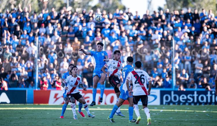 Imagen de Estudiantes de Río Cuarto se refuerza con jerarquía: llega un ex jugador del PSG y el club ratifica la confianza en su DT