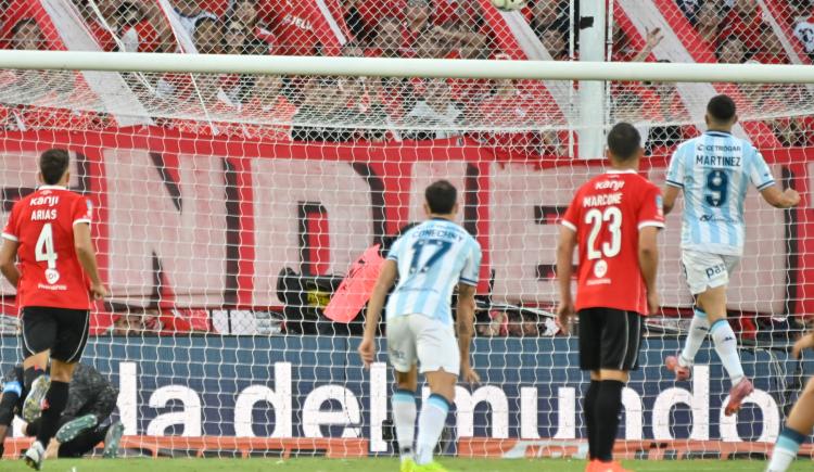 Imagen de Con la pólvora mojada: las ocasiones que erró Adrián Martínez en la caída de Racing frente a Independiente
