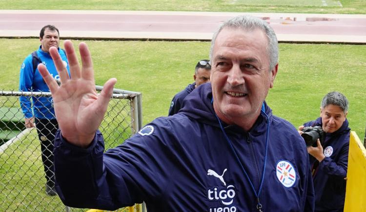 Imagen de Paraguay, el equipo en el que Alfaro se luce como DT y manosanta