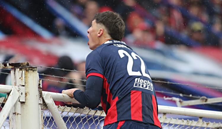 Imagen de El gol de San Lorenzo: capturó un rebote, sacó el latigazo y festejó colgado del alambrado
