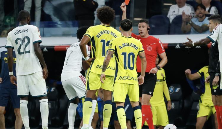 Imagen de Insólito: Vinícius le tiró el pelo a un rival, se fue expulsado y puede quedarse sin clásico