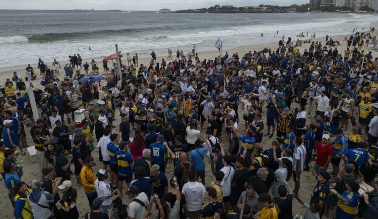 Imagen de Hostil recibimiento a Boca en Río de Janeiro: hinchas de Vasco tiraron pirotecnia a la madrugada