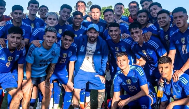 Imagen de Presente y futuro: el encuentro de Messi con los juveniles de la Selección Sub 20