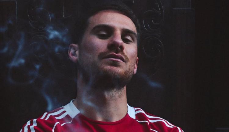 Imagen de Alexis Mac Allister, modelo de presentación de las nuevas camisetas de Liverpool