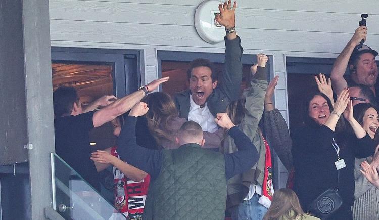 Imagen de De Hollywood a la segunda división inglesa: el increíble Wrexham logró un nuevo ascenso