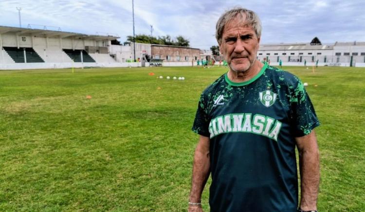 Imagen de Presenció el retiro del "Loco" Gatti y hoy busca el batacazo: el DT de Gimnasia de Chivilcoy que sueña con eliminar a Boca