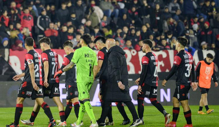 Imagen de Newell's, en llamas: la ira de la gente y un DT dolido que igual quiere seguir
