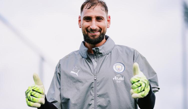 Imagen de Gianluigi Donnarumma fue presentado en el City y podría debutar este domingo ante el United