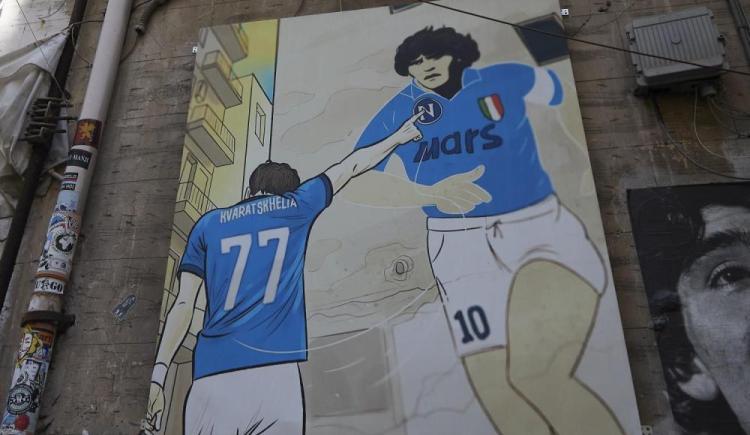 Imagen de Emotivo: la figura de Napoli se despidió de Maradona antes de partir a PSG