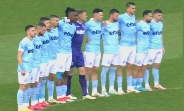 Imagen de Surrealismo futbolero: hicieron un minuto de silencio por un jugador que estaba vivo