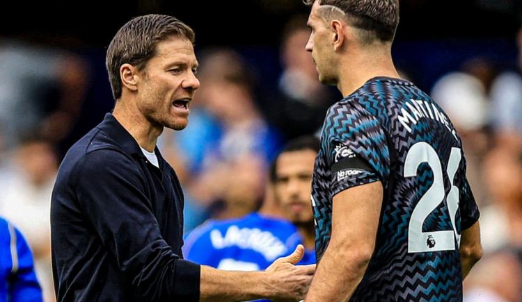 Imagen de Xabi Alonso dio detalles de la evolución de Dibu Martínez