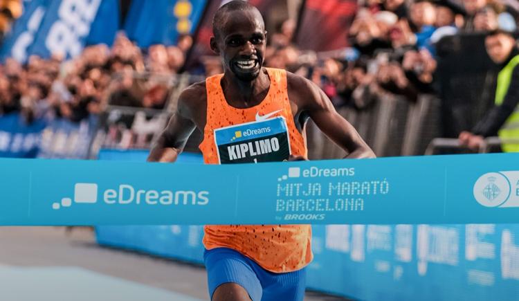 Imagen de Histórico: Jacob Kiplimo pulverizó el récord mundial de la media maratón