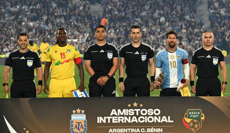 Imagen de Los regalos a Messi: el detalle y significado de la estatuilla que le entregó el capitán de Benín
