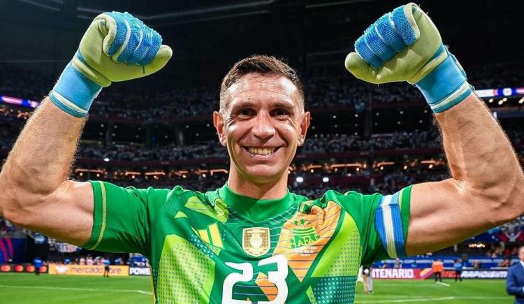 Imagen de Tremendo: Dibu Martínez va por su tercer premio al mejor arquero del mundo