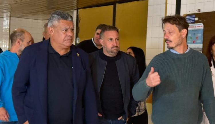 Imagen de El presidente de la AFA entregó en Bahía Blanca los 700 millones donados por la Selección Argentina