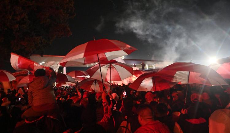 Imagen de Banderazo de despedida para el plantel de River en la previa del Mundial de Clubes