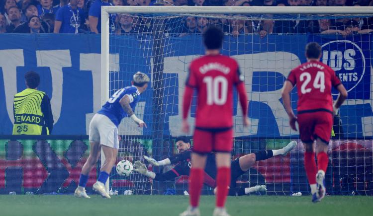 Imagen de Atajará en la final de una copa europea y no le cierra la puerta a Boca: "Hoy le atiendo el teléfono a todos"
