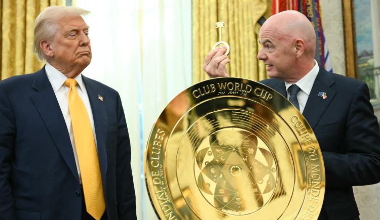 Imagen de Donald Trump aseguró que se quedó con el trofeo original del Mundial de Clubes: "Está en el Despacho Oval"