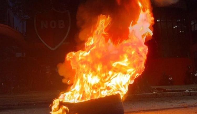 Imagen de Clima de guerra en Newell's: un centenar de hinchas tomó el club