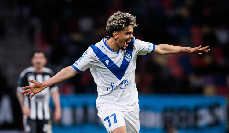Imagen de Ronaldo Martínez convirtió un gol candidato al Puskas y firmó un hattrick en la paliza de Vélez a Central Córdoba