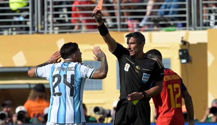 Imagen de Slavko Vincic se retiró del arbitraje tras la final del Mundial 2026