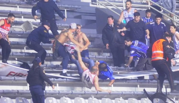 Imagen de Escandaloso final en el clásico marplatense: piñas y suspensión en Peñarol-Quilmes