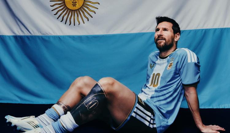 Imagen de Así es la camiseta especial que Messi lucirá en su despedida de la Selección Argentina