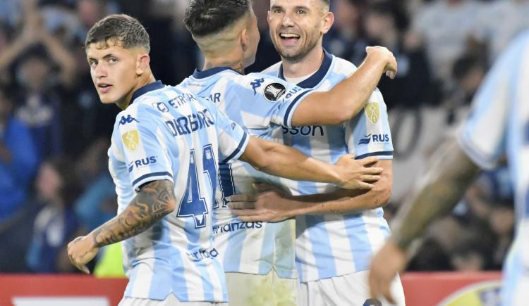 Imagen de Racing se floreó ante Colo Colo, lo goleó 4-0 y se metió en octavos