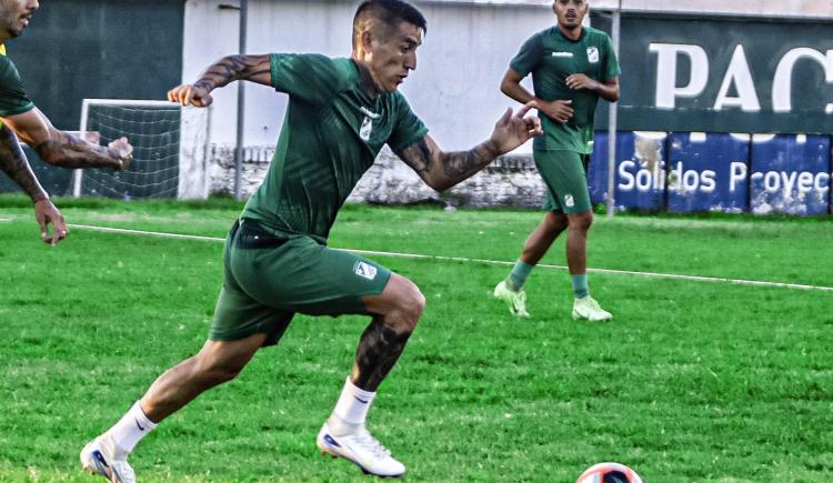 Imagen de "Un día en la oficina": el video a pura cumbia y lujos de Ricardo Centurión