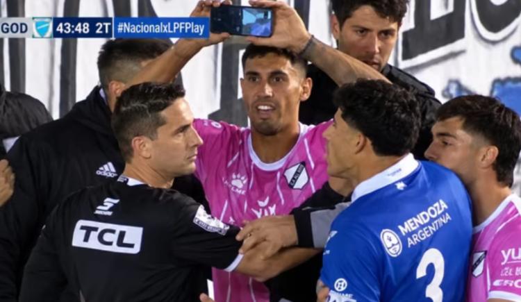 Imagen de De la marcha atrás en el penal a las 10 expulsiones: el informe de Nicolás Lamolina sobre All Boys-Godoy Cruz