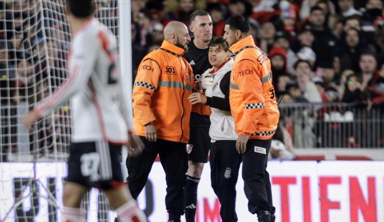 Imagen de Sancionaron al chico que invadió el campo de juego de River