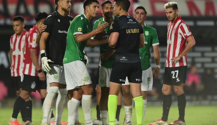Imagen de Tras dos polémicos penales y la queja de Banfield, la AFA paró al árbitro de la controversia