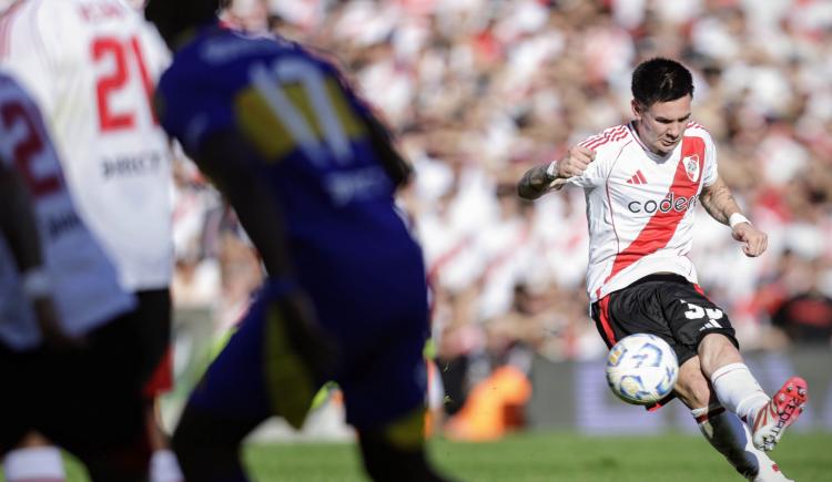 Imagen de Quién anotó más goles de tiro libre en el Superclásico: ¿Boca o River?