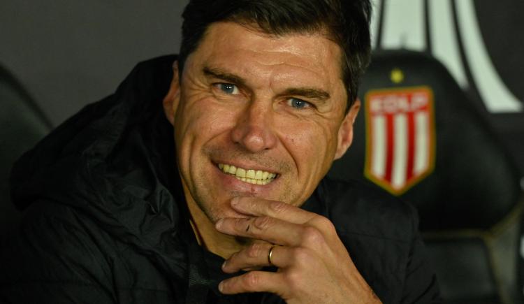 Imagen de Con Marcos Rojo y línea de cinco, la formación de Estudiantes frente a Flamengo