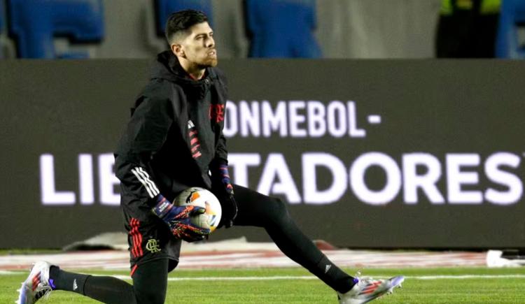 Imagen de Agustín Rossi se hizo gigante en la altura de La Paz y le dio la clasificación a Flamengo