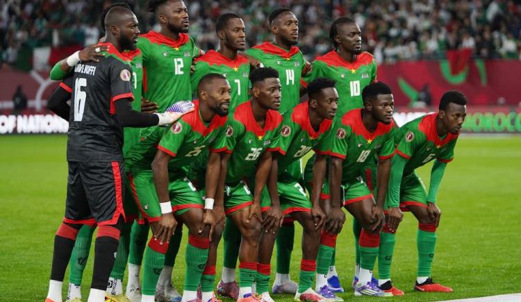 Imagen de Burkina Faso llegó a Argentina horas antes de enfrentar a la Selección y con un plantel juvenil
