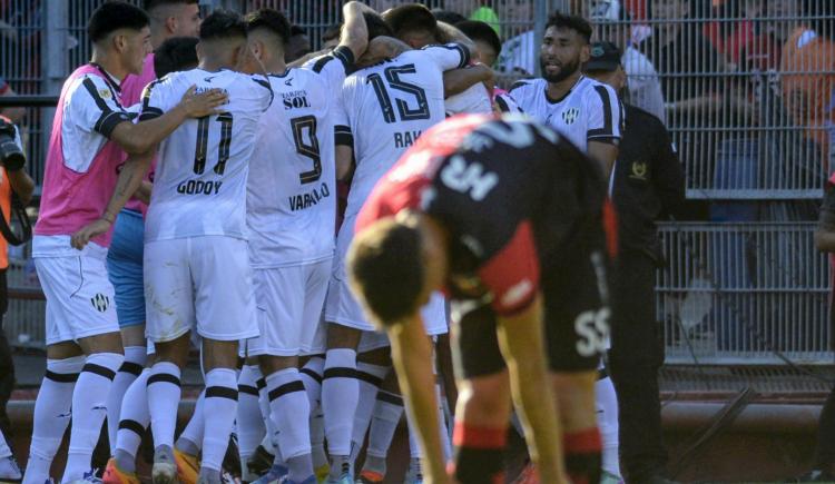Imagen de Central Córdoba lo dio vuelta y hundió más a Newell's