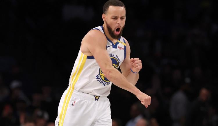 Imagen de El triplazo viral desde mitad de cancha de Stephen Curry en la NBA