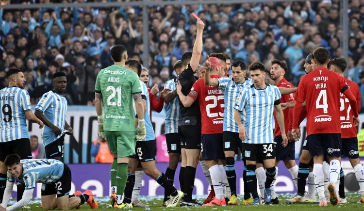 Imagen de Las polémicas del clásico: Independiente se quedó con 9 y a Racing le anularon un gol
