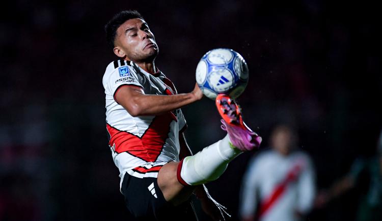 Imagen de Fausto Vera, con un pie afuera del Superclásico: el parte médico del volante de River