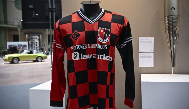 Imagen de Reliquia: Una camiseta que vistió Messi en Newell's será subastada en París