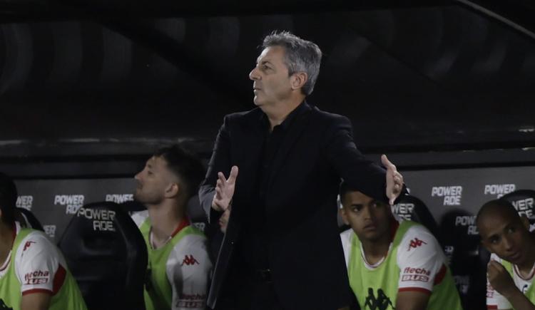 Imagen de Qué dijo el DT de Huracán tras el triunfo que le hizo alcanzar la línea de Vélez