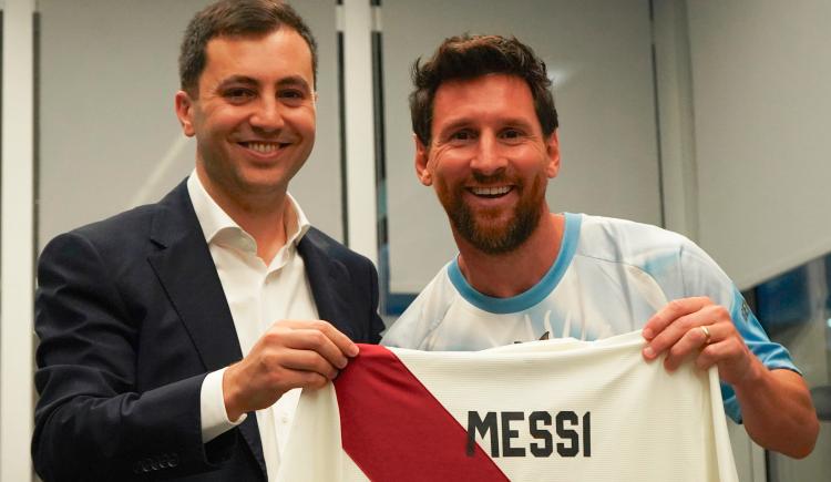 Imagen de River hizo socio honorario a Lionel Messi y lo homenajeó antes de su fiesta