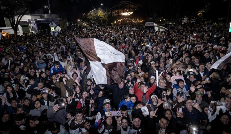 Imagen de Sigue la fiesta del campeón: Platense celebró el título ante una multitud