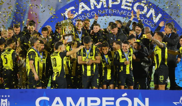 Imagen de Peñarol venció a Nacional y se consagró campeón por primera vez del Torneo Intermedio
