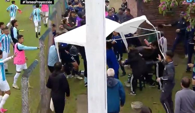 Imagen de Laucha Acosta a las piñas: batalla campal en el Torneo de Reserva