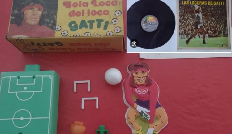 Imagen de Gatti out of context: del sorbo de ginebra para hacer un gol al juguete y hasta el disco propio