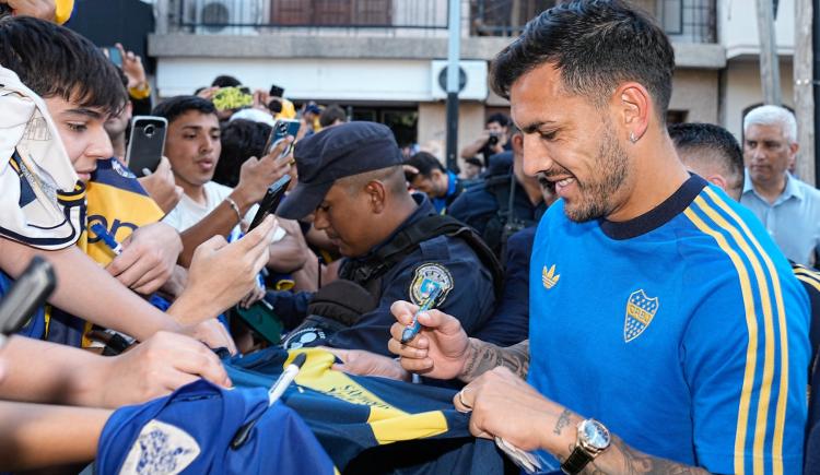 Imagen de Boca aterrizó en Santiago del Estero y tuvo un colorido recibimiento